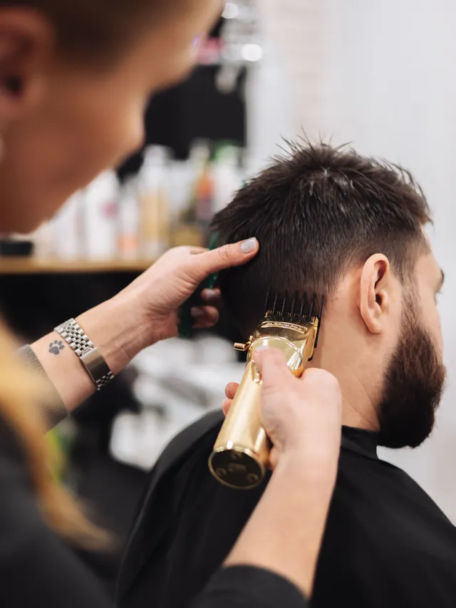 Coiffeur au travail dans un salon