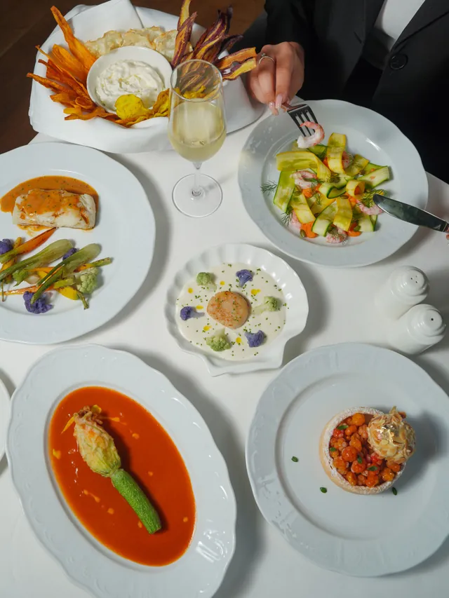 Assiettes servies sur une table de restaurant