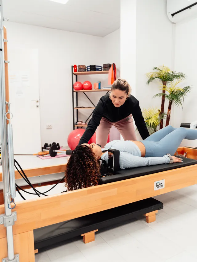 Séance de coaching sur un appareil de Pilates