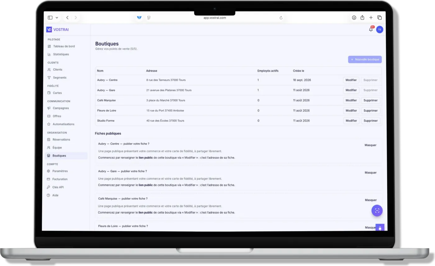 Rubrique Boutiques du tableau de bord VOSTRAI sur un MacBook : cinq établissements gérés depuis un seul compte, avec leurs fiches publiques