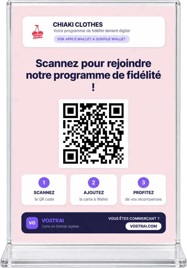 Présentoir de comptoir d’une boutique de vêtements avec QR code à scanner pour rejoindre le programme de fidélité sur Apple Wallet ou Google Wallet