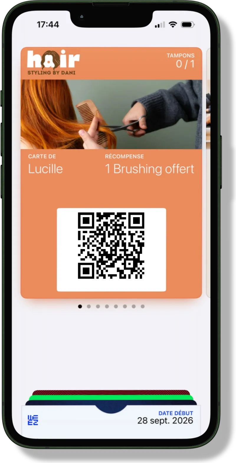 Carte de fidélité d’un salon de coiffure affichée dans Apple Wallet, avec logo, photo et couleurs du salon