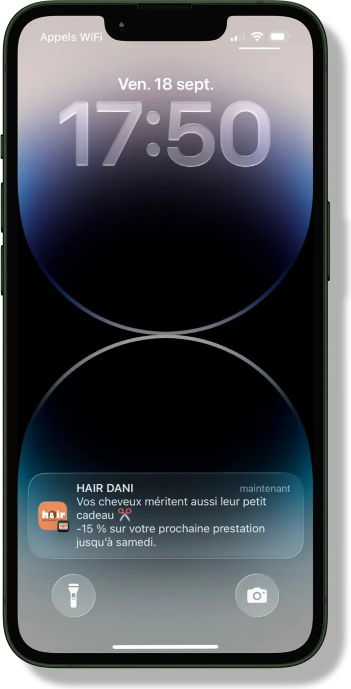 Notification d’un salon de coiffure sur l’écran de verrouillage d’un téléphone, annonçant une remise sur la prochaine prestation
