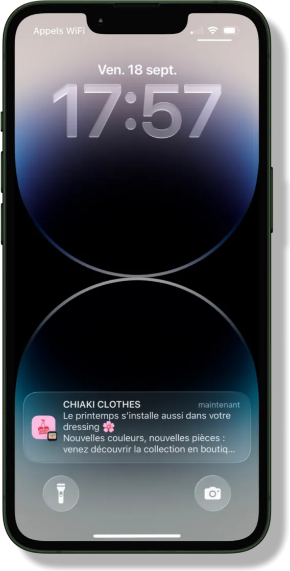 Notification d’une boutique de vêtements sur l’écran de verrouillage d’un téléphone, annonçant la nouvelle collection en boutique